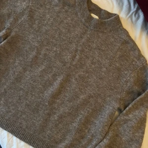 HM alpacka/ull stickad tröja - Stickad tröja från HM i en blandning av ull & alpacka i en beige antog färg, superfin!