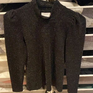 Glittrig tröja - En svart glittrig tröja, kom privat för fler bilder! 