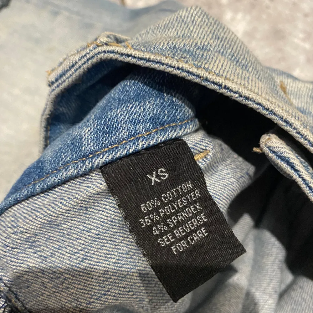 Kortbyxor jeans stl. Xs från Sister point. Säljer pga stor garderobrensning. Kika gärna på mina andra annonser, säljer mycket. Samfraktar gärna:). Jeans & Byxor.