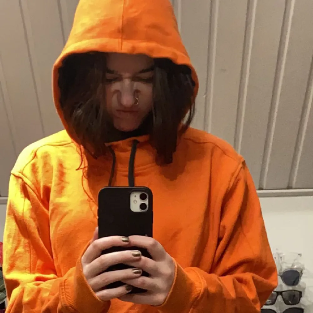 En jätte mysig lite Overzised orange hoddie, varm och i bra skick . Hupparit & Collegepaidat.