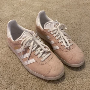 Skor - Skor i storlek 37 och en halv! Använda några gånger men i fint skick 💕