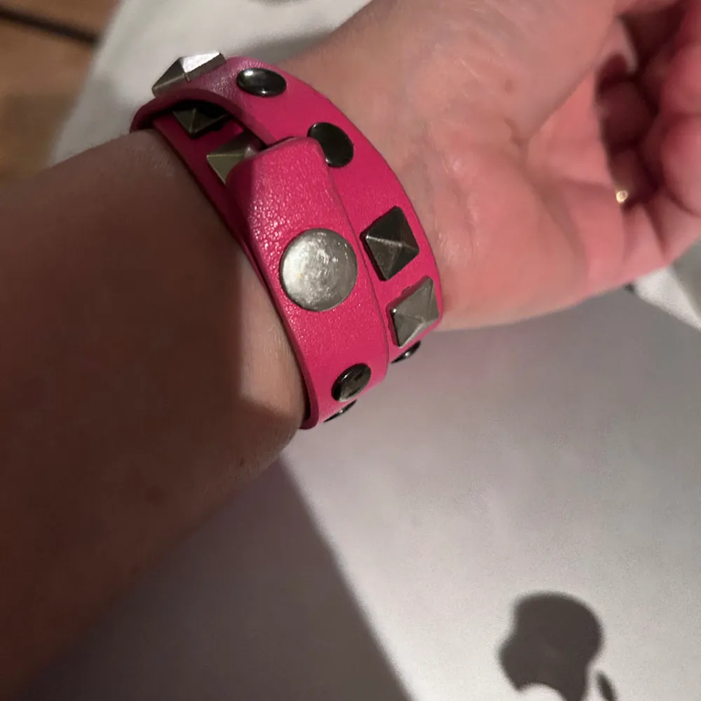 Rosa armband med nitar . Accessoarer.