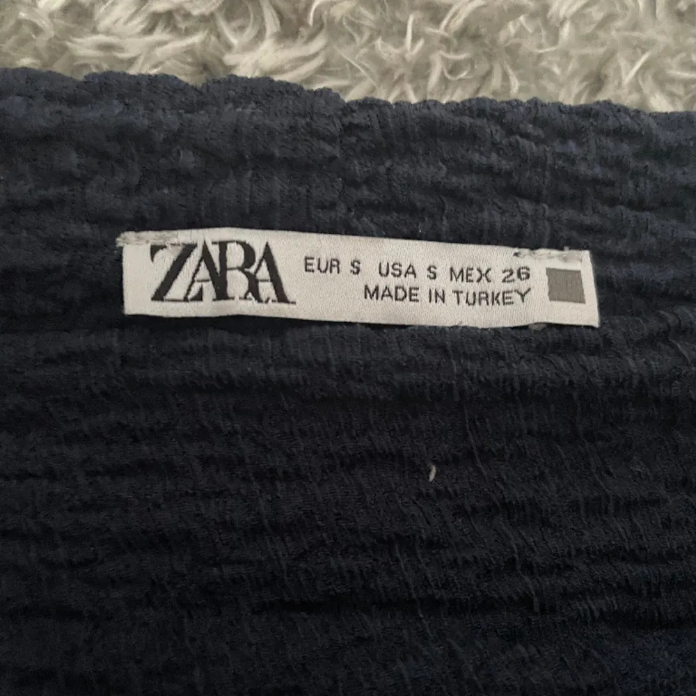 Jättefin marinblå tröja från zara i storlek S❤️. T-shirts.