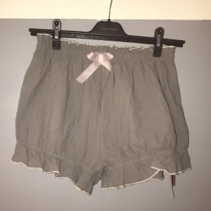 Burlesk byxa str 42/44, L - Oanvända med resår midjan i mjukt tyg med resår midjan och benslut, rosett midjan. 72-128 cm, höft omkrets 129 cm, benslut omkrets 54-84 cm