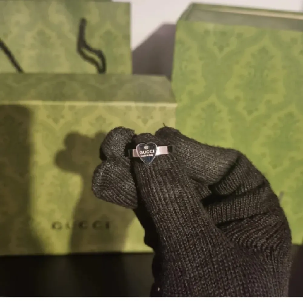 Säljer nu en väldigt fin hjärtformad Gucci ring. Ringen är jättebra kvalite och klarar sig mot vatten då det är stainless steel.   Kontakta vid funderingar eller behov av fler bilder!😁  OBS!  Gucci box följer ej med.. Accessoarer.