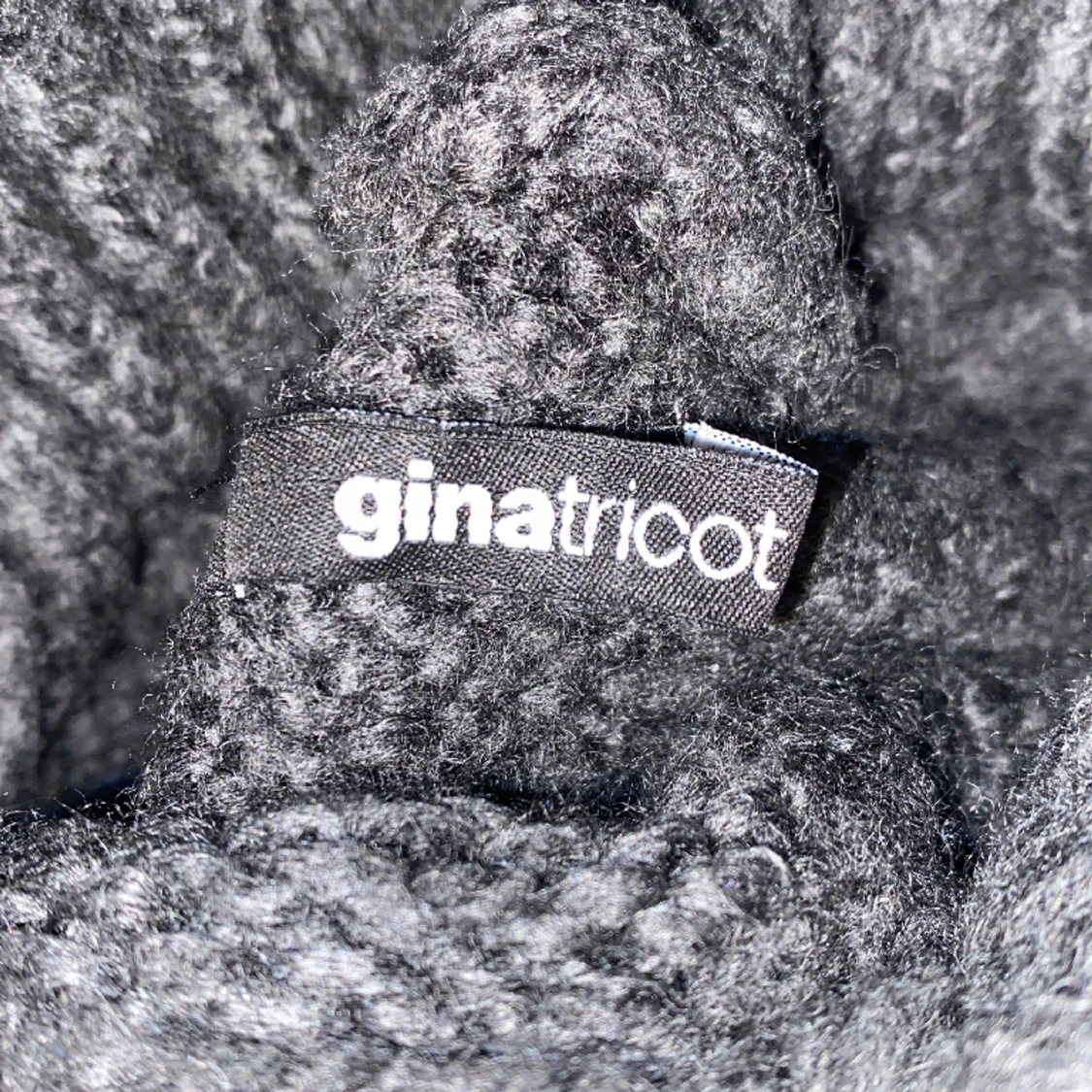 Off shoulder stickad tröja - 91