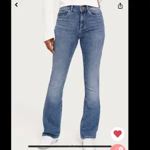 Nya jeans från Vero Moda, använda 1 gång, fick i julklapp men tyckte inte dom passa mig, storlek M längd 32, 400kr + frakt🥰🥰