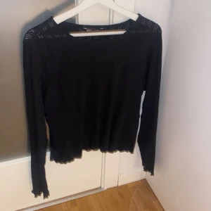 Svart tröja  - Fin svart lite små hålig tröja från only!!