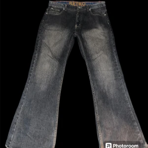 Bootcut jeans - Några as snygga vintage jeans som är bootcut  Dom har lite heelbite men inga andra defekter  Priset kan diskuteras vid snabb affär och fler bilder och mått kan också fixas 