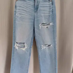 Säljer ett par ljusa jeans med slitningar på låren och knäna. De är högmidjade och har en straight fit. Perfekta för en avslappnad och trendig look!