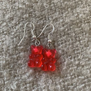 Röda örhängen med gummibjörnsdesign - Säljer ett par supergulliga örhängen med gummibjörnsdesign i röd färg. Nästan helt oanvända.