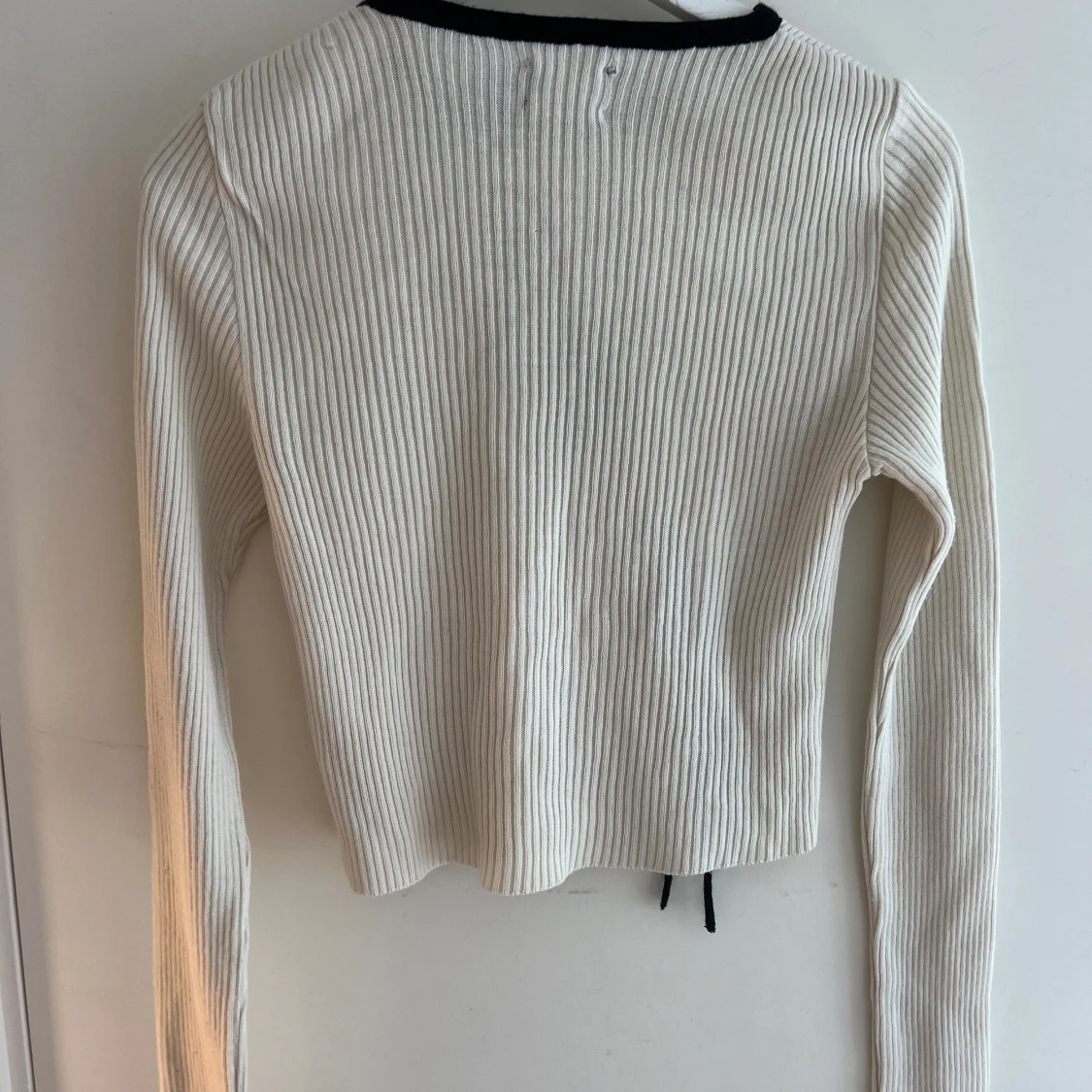 Vit tröja med rosetter - 90