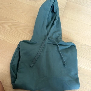 Nyskick , använd 2 gånger  - Snygg gröngrå hoodie från Hugo boss 