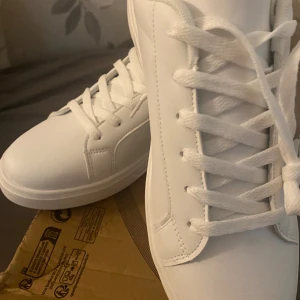Vita sneakers  - Vita sneakers. Helt oanvända var för liten i storleken men sköna o gå i. Nypris 300 kr Säljer för 180 kr pris kan diskuteras💛