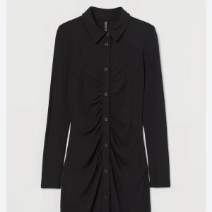 klänning  - Draperad klänning från H&M, endast använd en gång.