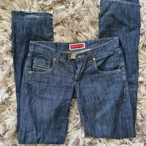 Lågmidjade jeans  - Jättesnygga lågmidjade jeans i storlek 25/32! Var tyvärr för små på mig så jag har inga bilder hur de ser ut på!🙄skriv för frågor Mått; innebenslängd 78cm, midjemått tvärs över 35cm