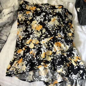 Fin blommig kjol  - En jätte Gullig kjol som har blommor på sig och man kan knyta den vid midjan