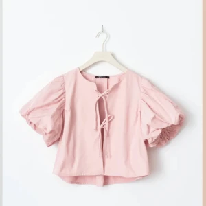 Rosa topp med knyte  - Rosa topp med knyte från Gina tricot storlek M, den har används 1-2 ggr och är i ett mycket gott skick💖säljer för 400kr, vid fler bilder på hur den är och sitter är det bara att meddela