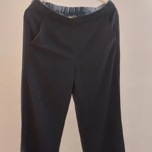 Vero moda byxor - Säljer dessa oanvända VERO MODA kostym byxorna, de är marinblåa och raka i benen💙