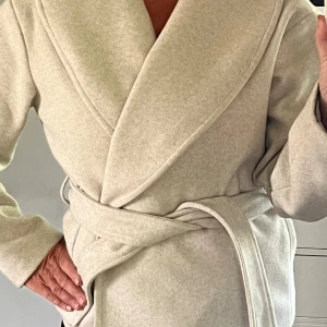 Vero Moda Jacka S - Fin beige jacka i storlek S från Vero Moda. Använd måttligt och i fint skick.