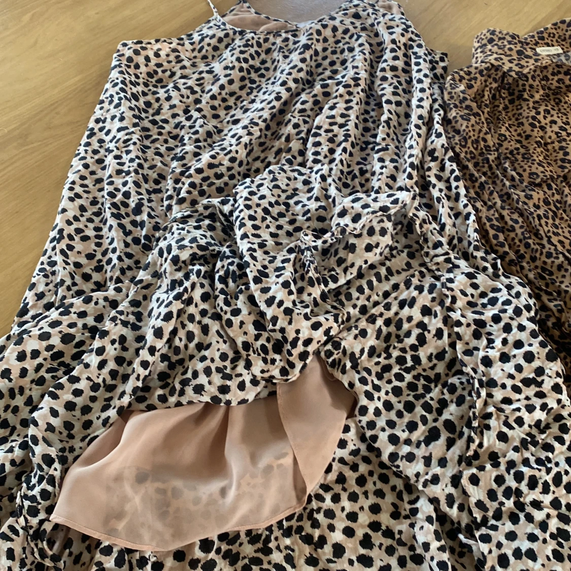 Två leopardmönstrade klänningar - 92