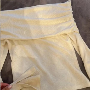 Off shoulder - Off shoulder tröja köpt på gina tricot. I ny skick, aldrig använd. Storlek m och passar mig som är en xs/s❤️