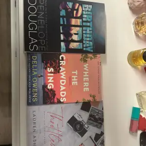 Dessa tre böcker var väldigt populära på booktok. birthday girl av Penelope Douglas, where the crawdads sing av delia owens (en film nu med en Taylor Swift låt) och throttled av Lauren asher. 100kr st eller alla för 250kr