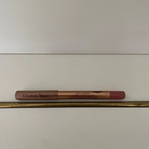 Charlotte Tilbury Lip Cheat läppenna - Säljer en Charlotte Tilbury Lip Cheat läppenna i en vacker rosa nyans. Pennan har en lyxig guldhylsa med en avtagbar kork. Perfekt för att definiera och fylla i läpparna för en fylligare look. Använd några gånger men fortfarande mycket kvar. Köp direkt eller ge prisförslag 💄