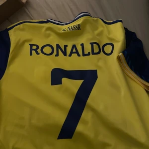 Ronaldo fotbollströja  - Al nassar tröja, köpt för ca 599kr Säljes pga växt ut  