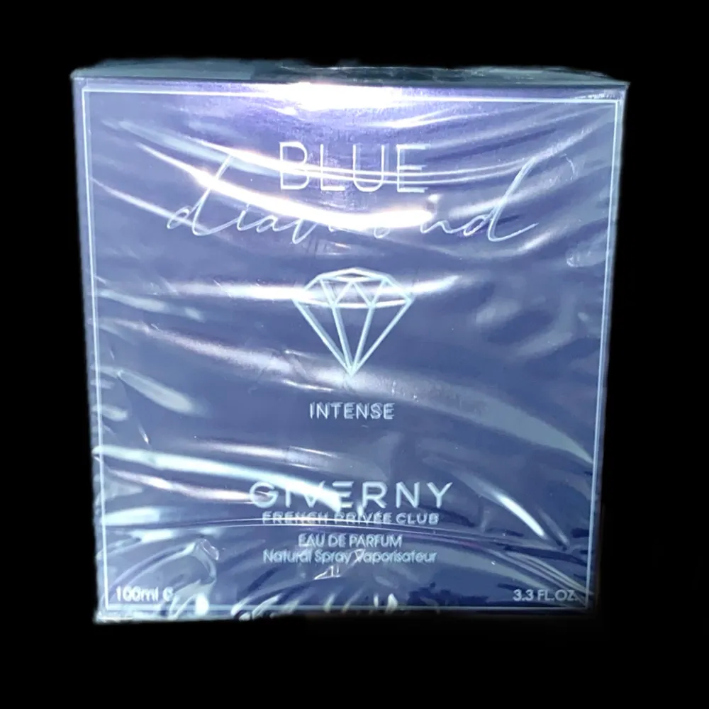 Jag säljer en lyxig och intensiv parfym från Giverny, Blue Diamond Intense. Flaskan innehåller 100ml av en förförisk doft som är perfekt för speciella tillfällen. Perfekt för dig som vill dofta sexigt och kvinnligt🥰Påse 11 (detta är bara för min de. Parfym.