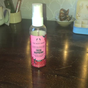 Body mist - En body mist från the body shop som lucktar fräsch hallon som ger en lite svalkande effekt❤️är typ hälften kvar men har tröttnat på doftan tänkte någon annan kanske skulle gilla den kosta runt 200kr nypris säljer för 17❤️