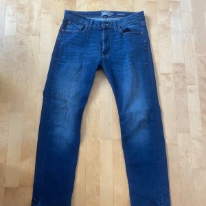 Jeans - Mörkblå jeans från Dressmann Storlek 33/30 Nyskick, använda ett fåtal gånger