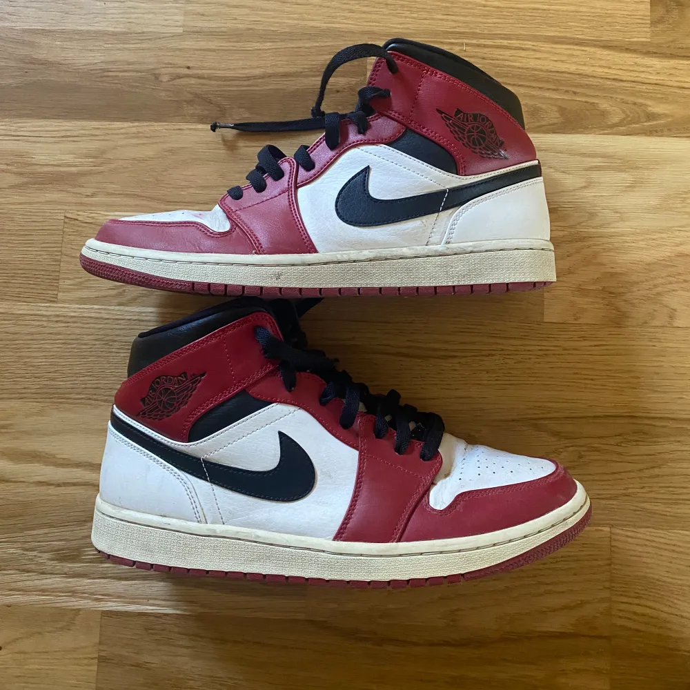 Jordan 1 mid Chicago sparsamt andvända, pris kan diskuteras vid snabbaffär. (Ingen og box). Skor.