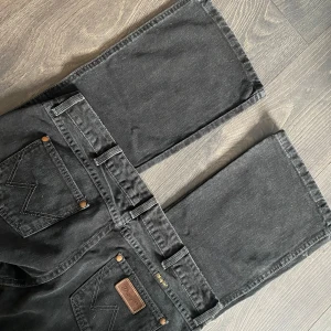 Vintage ”Wrangler” super lågmidjade jeans bootcut - Midja:43. Innerben: 82. Köptes på utförsäljning och priset var 699kr. Aldrig använda av mig och i fint skick. Lite osäker om dom är jeans eller mer åt Manchester hållet. Är jättelågmidjade på jämfört med vad dom ser ut på bild( för små på mig nu)🌸