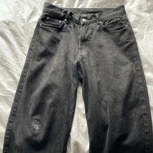 Sweet sktbs byxor - Tjena säljer mina baggy byxor då jag tyvärr byt still, de sitter otroligt bra och är ca 28-29 i midjan finns en defekt vilket är ett hål som är fixat dock märks det knappt! Priset kan absolut diskuteras vid snabb affär