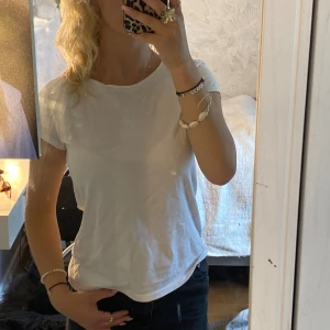 Vit tröja  - En helt vanlig vit t-shirt, fräsch o har inga fläckar, köpt på h&m❣️