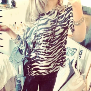 Zebra tshirt - Sjukt snygg zebra mönster t shirt som tyvärr inte kommer till andvönding! Storlek S men stor i storleken