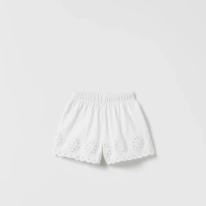 Vita mjukis shorts - Säljer nu mina super sköna shorts från Zara. De är från barnavdelningen i storlek 164 men passar mig som har S. Säljer då jag har många liknande