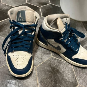 Jordan 1 blue mid  - Storlek 36 i mycket bra skick. Något smutsiga, men går lätt att tvätta av. 