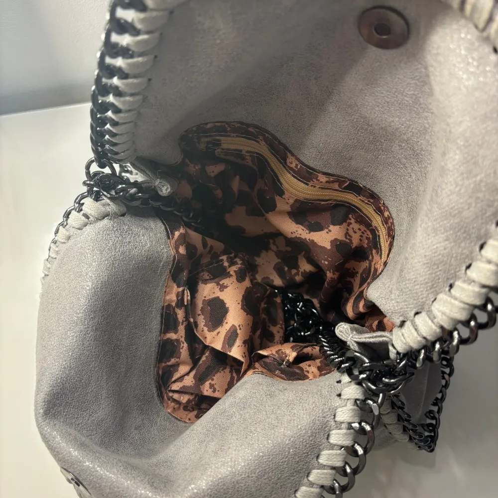 Stella McCartney inspirerande väska med leopard inuti. En lös flerp som är själv dit sydd igen. Annars är väskan i fint skick för användning💕. Väskor.