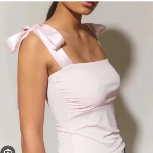 Gullig rosa topp💕 - Säljer denna fina rosa toppen från gina tricot har använt 1 gång passar xs men är i storlek m, inga defekter💕