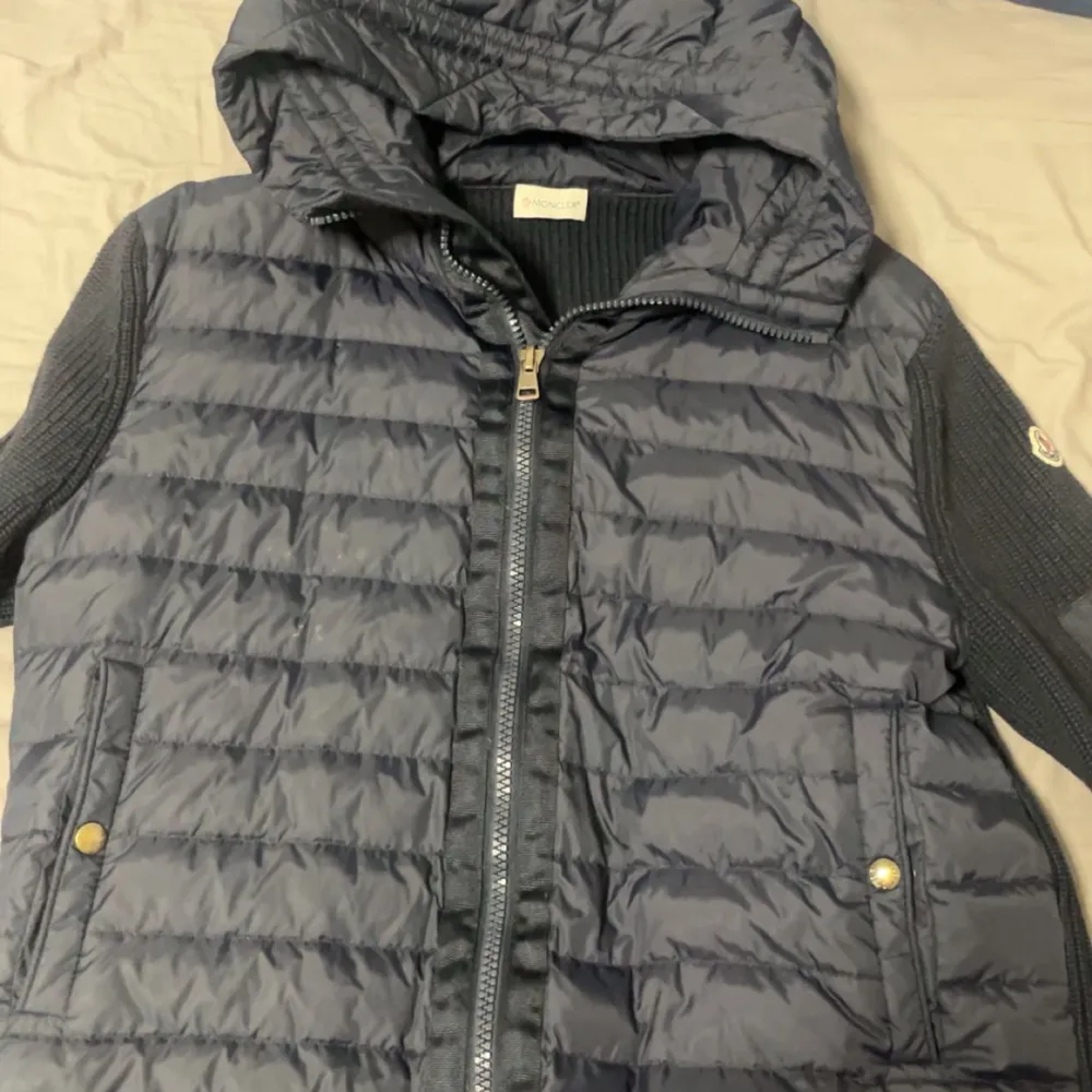 Säljer min moncler cardigan. Den har används 3 gånger. Den är XL men det är som L.. Jackor.