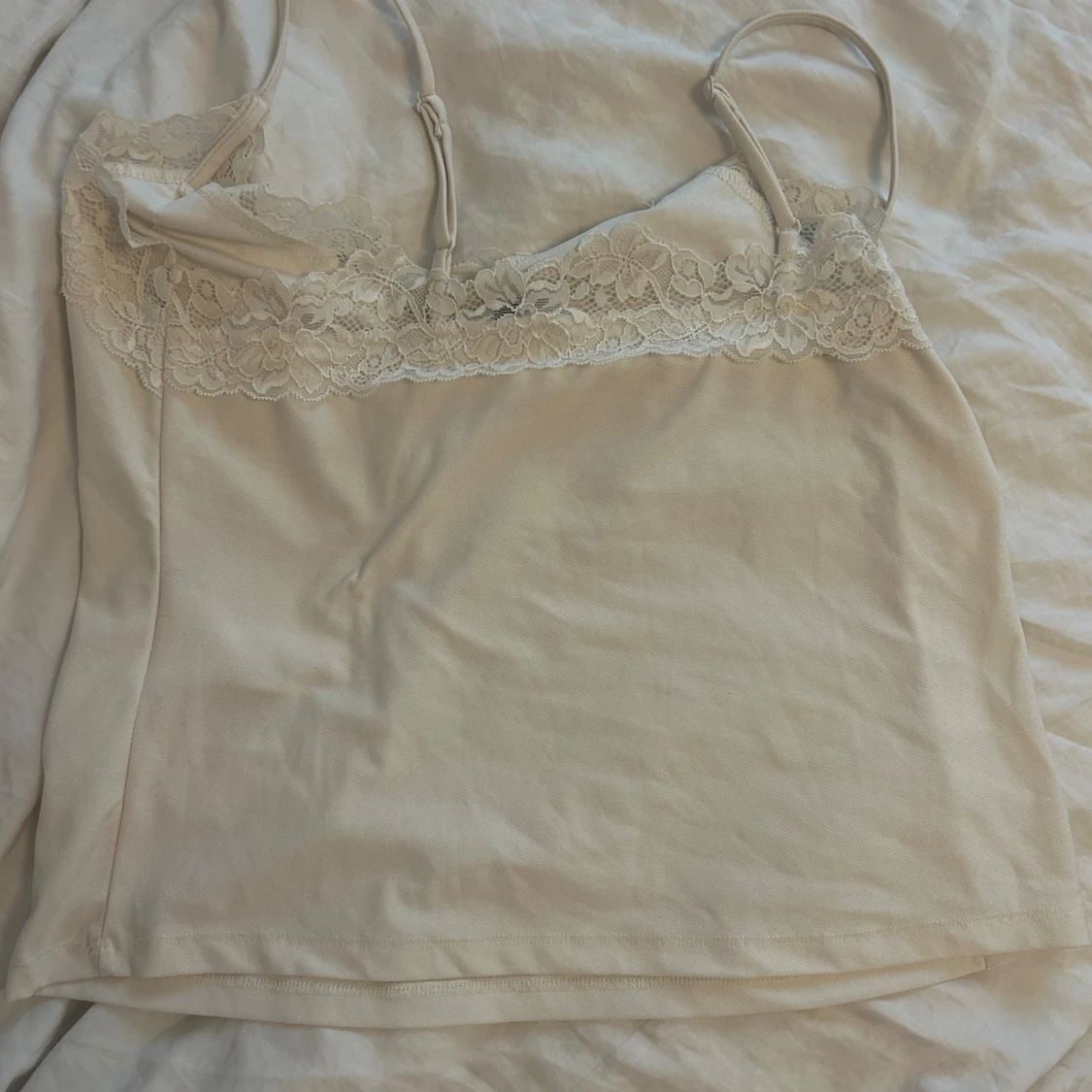 Beige linne med spetsdetaljer - 90