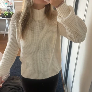Vit stickad polotröja!! - Säljer en vit stickad polotröja i stl xs som är köpt på Vera Moda men i princip aldrig använd