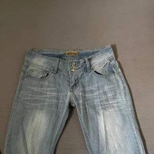 Ljusblå bootcut jeans - Säljer dessa jätte fina bootcut jeansen som jag köpte secondhand för några veckor sedan, dom är i jötte bra skick och finns nästan inga täcken på användning! Säljer dom då dom var för långa och stora i midjan på mig⭐️