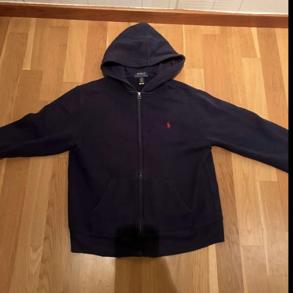 Hej! Säljer den feta Ralph lauren zip hoodien. Hoodien är i ett väldigt bra skick, nypris: cirka 1200kr. Pris kan diskuteras vid snabb affär. Tveka inte med att höra av er vid funderingar 💬. Tröjor & Koftor.