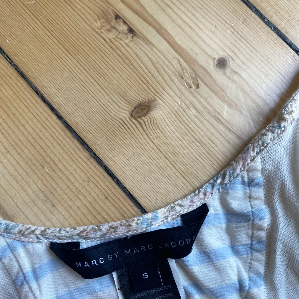 Säljer en superfin beige klänning från Marc by Marc Jacobs. Den är ärmlös och har en volangdetalj längst ner. Perfekt för sommaren eller en festlig tillställning. Klänningen är i nyskick och väldigt bekväm att ha på sig. Passar perfekt till både vardag och fest!. Mekot.