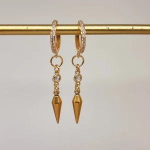 Guldörhängen med hängande spets och stenar - Handgjorda örhängen●Följ :@ekjewelryofficial🤲 ● 💎Material- 100% rostfritt stål ●Örhängeskrokar -rostfritt stål. Nickel fri. Längd -5cm. Vattentåliga, ändrar inte färgen! Köp för 1st-100kr eller 160kr/paret