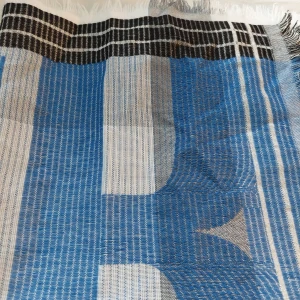 Rutig halsduk från s.Oliver - Säljer en snygg rutig halsduk från s.Oliver. Den har ett mönster i blått, svart, vitt och beige med fransar i ändarna. Halsduken är tillverkad av 100% viskos vilket gör den mjuk och skön att ha på sig. Perfekt för att hålla sig varm under höst och vinter!