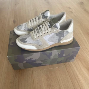 Valentino Rockrunners  - Säljer ett par valentino rockrunners som är i ett bra skick! Kvitto finns! Skorna är i storlek 42! Vid köp medkommer box, kuvert och kvitto!  Hör gärna av dig om du har frågor!